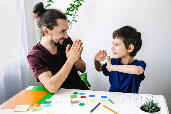 Niño feliz autismo durante la terapia con el consejero escolar, aprender y divertirse juntos —  Fotos de Stock
