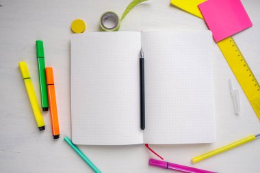 Kalem, kalem, cetvel, çıkartma, planlama ve akıllı zaman yönetimi kavramına sahip noktalı sayfaları aç