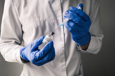 Doktor Eller Mavi Eldivende Aşıyı Bir Şırıngaya Çekiyor, Aşı, İlaç ve Uyuşturucu Konseptine Hazırlanıyor.