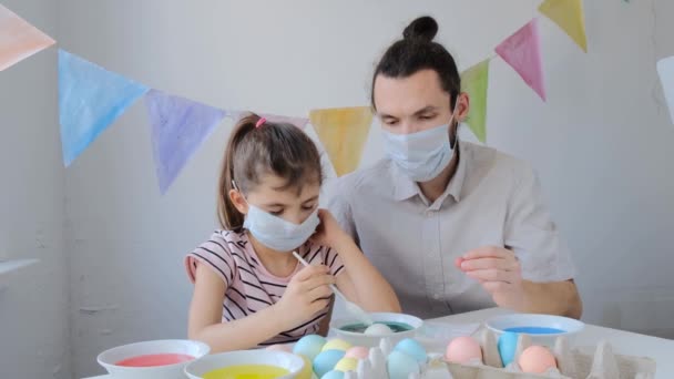 Karantæne Covid-19 livsstil påske fest. Familie iført beskyttende maske – Stock-video