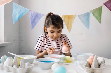 Paskalya yumurtası boyayan öğrenci odası dekore edilmiş.