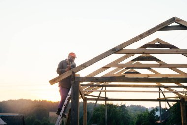 Son sınıf öğrencisi ahşap alıyor, merdivenlerde koşuyor.