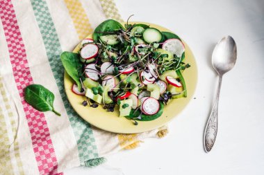 Turplu, salatalıklı, ıspanaklı ve mikroyeşillikli yaz vejetaryen salatası.