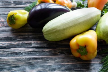 Masada taze sebzeler ve bitkiler var. Organik yiyecekler. Düz yatıyordu