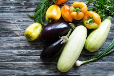 Sağlıklı çiğ sebzeler ve bitkiler. Organik hasat konsepti.