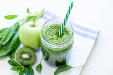 Sağlıklı çiğ sebzeler ve bitkiler. Organik hasat. Düz konum, metin için boşluk kopyala