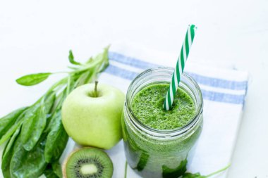 Ispanaklı, kivili ve elmalı yeşil smoothie. Sağlıklı yiyecek ve içecek konsepti.