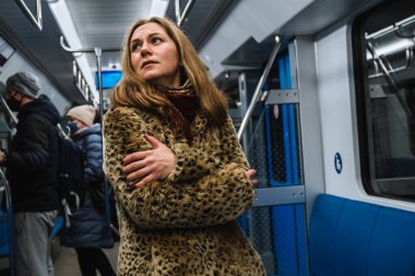 Panik atak konsepti. Metroda panik atak sırasında kalp ağrısı ve korku yaşayan bir kadın..