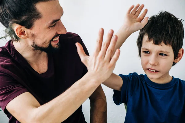プロの心理学者の家庭教師の男性は、治療中に自閉症の子供と陽気に遊ぶ。自閉症、アスペルガーチャイルドライフスタイルの概念 ロイヤリティフリーのストック写真