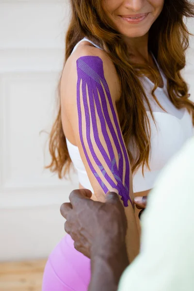아프리카계 미국인 남자는 여자 어깨 관절에 방추사 석고를 붙이고 — 스톡 사진