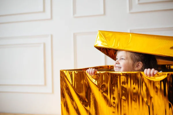 L'enfant est assis dans une grande boîte-cadeau du Nouvel An. Noël, vacances en famille, Nouvel An — Photo