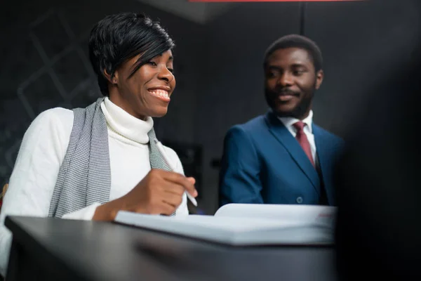 Παντρεμένο ζευγάρι, άντρας και γυναίκα Αφροαμερικάνοι με επαγγελματικά ρούχα υπογράφουν συμβόλαιο για να αγοράσουν σπίτι. Επαγγελματική συνάντηση στην τράπεζα — Φωτογραφία Αρχείου
