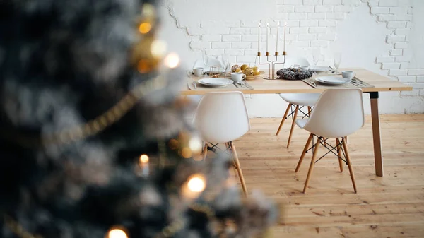 Table du Nouvel An. Couronne de Noël, bougies, sapin. Bel intérieur festif — Photo
