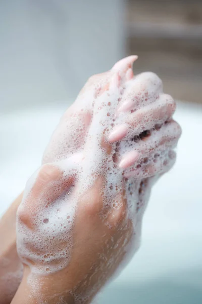 Mujer caucásica usar jabón y lavarse las manos bajo el grifo de agua. Concepto de higiene detalle de la mano. — Foto de Stock