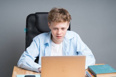 Evde eğitim. Çocuklar evden öğreniyor. Karantina sırasında uzak okul, online eğitim çocuğu. Laptop ve tablet bilgisayarlı üniversite öğrencisi.