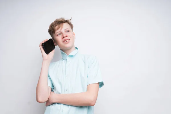 O adolescente americano está a falar com o amigo ao telefone. — Fotografia de Stock