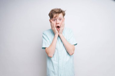 Kafkasyalı bir çocuk şaşırdı. 