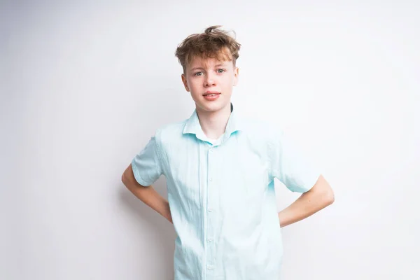 Przystojny biały nastolatek chłopiec na białym tle — Zdjęcie stockowe