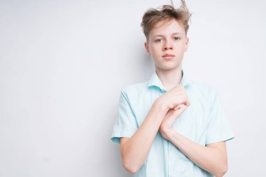 Beyaz arka planda yakışıklı beyaz bir gencin portresi.