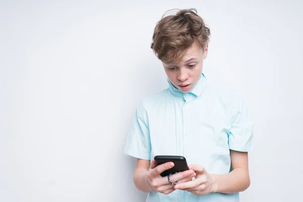 Adolescente loira atraente está conversando com seus amigos no telefone — Fotografia de Stock
