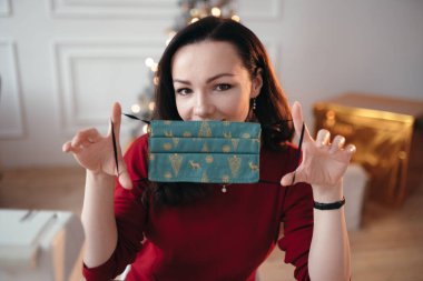 Çekici kız kendi elleriyle yaptığı bir tıbbi maskeyle yüzünü kapatıyor.