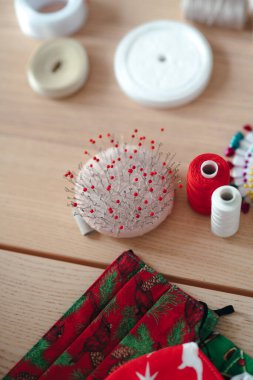 Karantina sırasında bir terzinin çalıştığı yer. İğne, iğne, iplik, metre, kumaş. Ev kavramından çalışmak