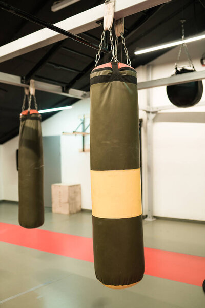 Груша для тренировок в спортзале. Концепция бокса, спорт