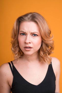 Dalgalı kısa saçlı bayan parlak arka planda yanlış anlaşılma olduğunu söylüyor.