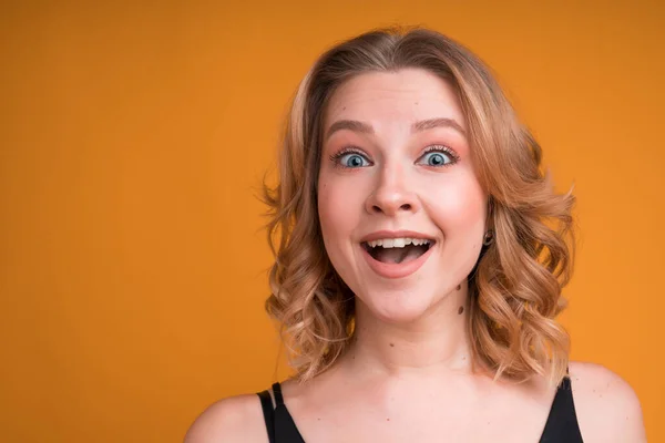 Menina caucasiana com cabelo ondulado curto sorrindo amplamente mostrando felicidade — Fotografia de Stock