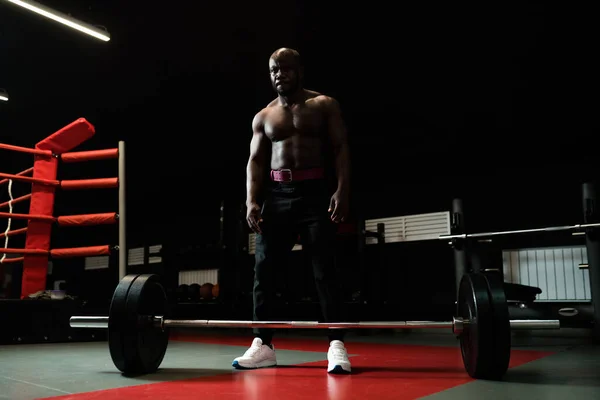 Afričan Američan s nahý trup powerlifting trenér zvedá činka v tělocvičně — Stock fotografie