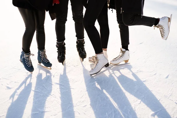 Зображення чотирьох пар ніг у ковзанах з лезами. Весела зимова перерва — стокове фото