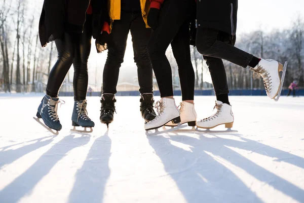 Begreppet friluftsliv med skridskor på snöig is. Semester utomhus — Stockfoto
