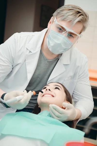 Een professional controleert de conditie van de mondholte van de klant — Stockfoto