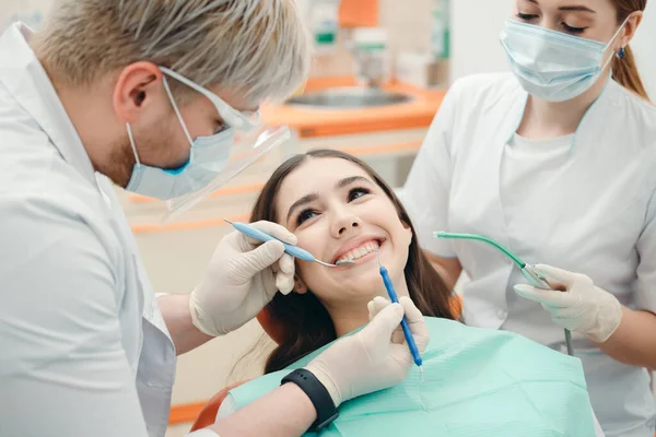 Behandeling van de mondholte met een sonde en een waterpistool in een klinisch centrum — Stockfoto