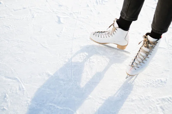 Patinaje artístico en un lago congelado en un parque con marcas de cuchillas. Día nevado —  Fotos de Stock