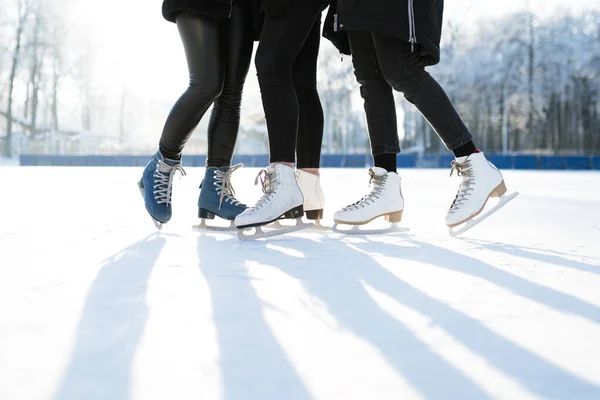 Ковзання на сніговому льоду з тіні на ньому в парку в сонячний день. Фотографія ніг — стокове фото