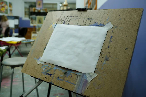 Foto van een schoolezel in de klas met een blanco vel papier — Stockfoto