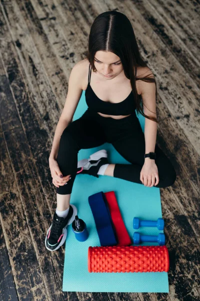 Тренер з розтягування на йога килимок зі спортивними гумками та масажним роликом — стокове фото