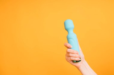 Mavi vibratör ya da turuncu arka planda mastürbasyon masaj aleti. Düz Yat. Seks dükkanı konsepti