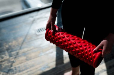 Spor salonunda spor olsun diye fasyayı tutan kadınların yakın plan fotoğrafı. Spor Malzemeleri