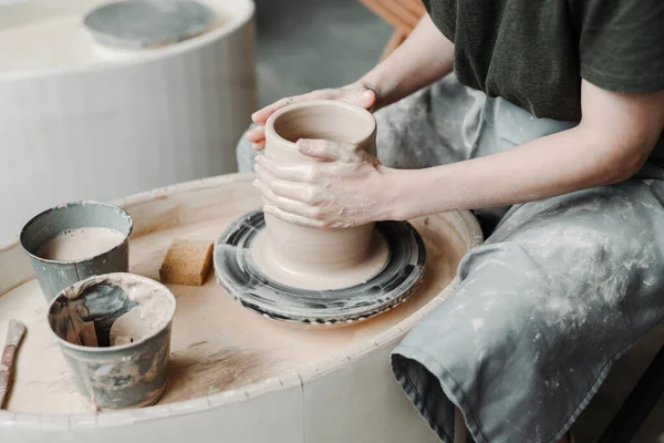 Fazendo um vaso de barro em uma oficina de cerâmica por mãos femininas, conceito de hobby — Fotografia de Stock