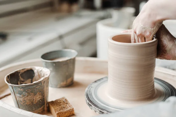 Fabriquer un vase en argile dans un atelier de poterie à la main féminine, concept de passe-temps — Photo