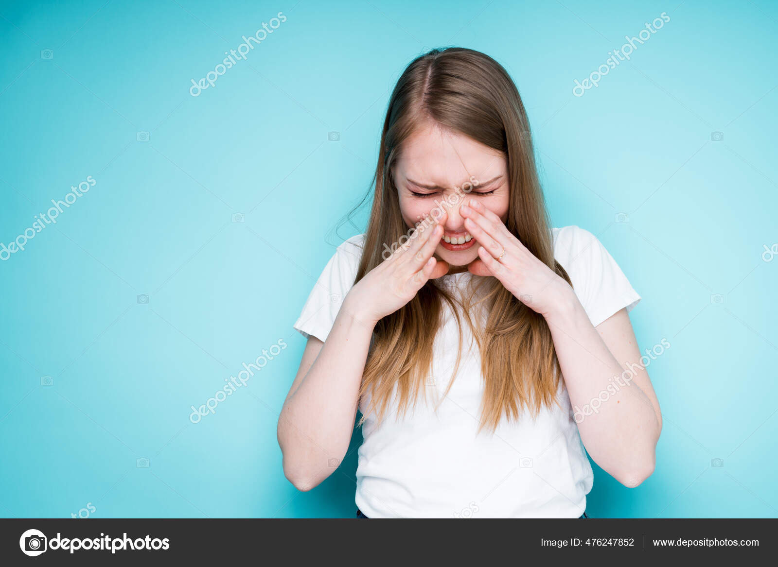 白いtシャツのかわいい女の子は寒さとくしゃみで病気です 彼女の目を閉じて 彼女の手で彼女の鼻に触れる ストック写真 C Stockufa 白いtシャツのかわいい女の子は寒さとくしゃみで病気です 彼女の目を閉じて 彼女の手で彼女の鼻に触れる ストック写真 C Stockufa