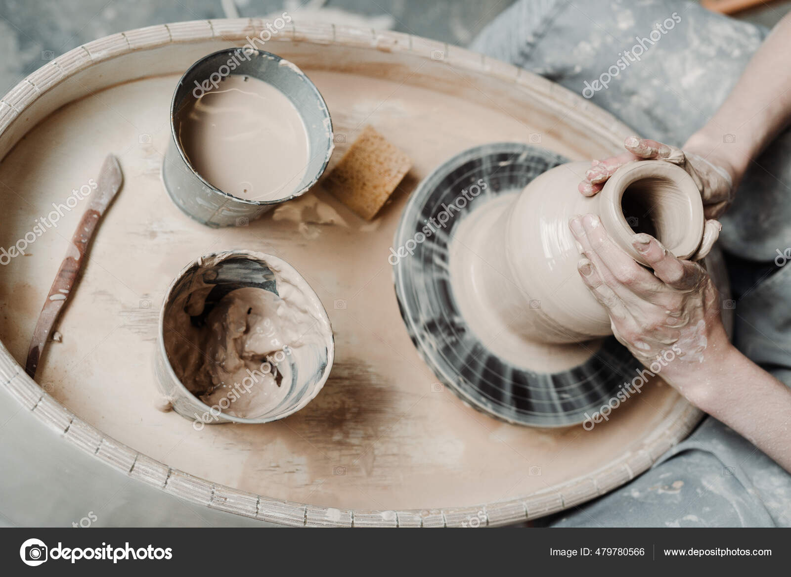 Les Mains Du Potier Fabriquent Un Pot En Céramique Sur La Roue De