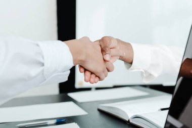 Fotoğrafı kapat. Kadın ofis çalışanlarının ve iş kadınlarının elleri pazarlıkların sonunda birbirlerini sallıyorlar.