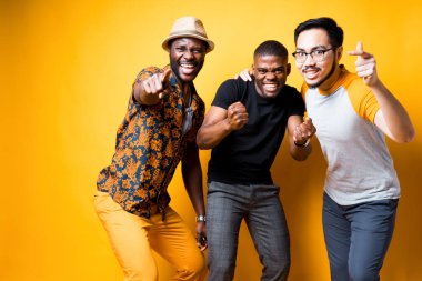 Tişört ve tişört giyen bir grup çok kültürlü arkadaş kameraya bakarken seviniyor. Yaz ve yaz tatili kavramı