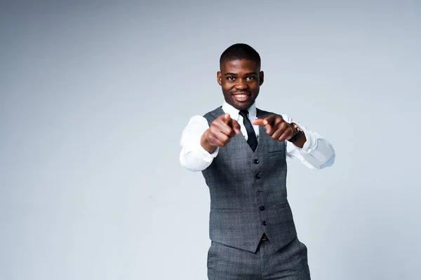 Bonito homem de negócios afro-americano feliz sorrindo e apontando os dedos para a câmera — Fotografia de Stock