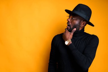 Şapkalı ve balıkçı yaka kazaklı Afro-Amerikalı bir adam.