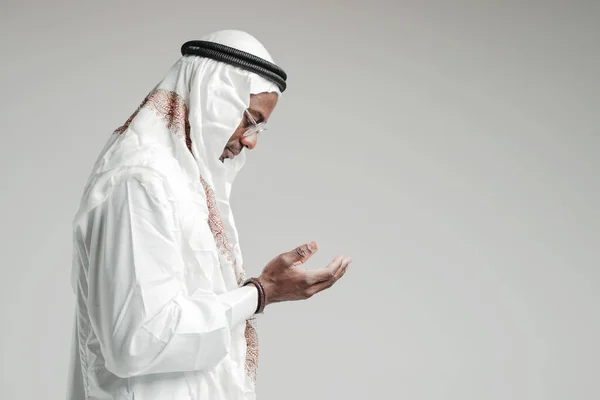 Photo from the side. Muslim Arab man praying in the mosque with his eyes closed. Religion and Prayer — Stock Photo, Image