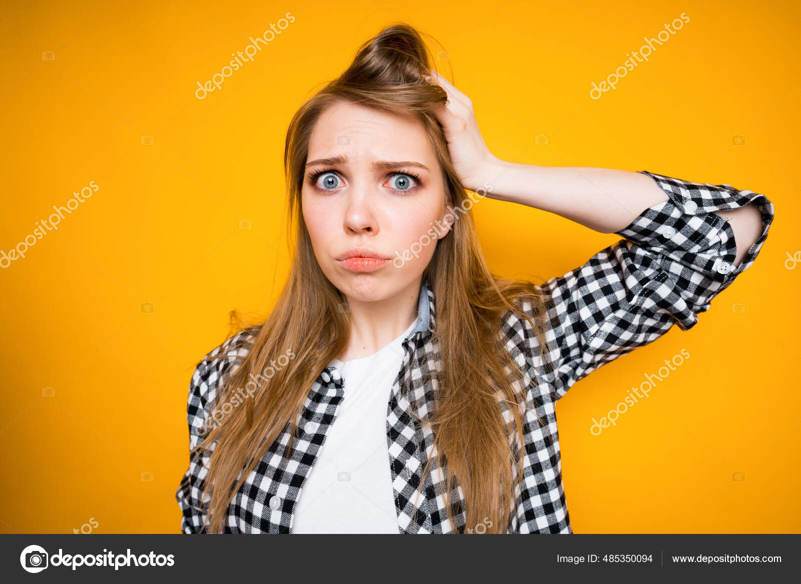 Meninas bonitas esticando o cabelo e olhando para a câmera